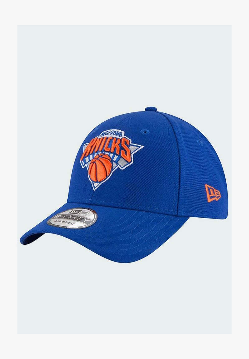 Cappellino da baseball blu con il logo dei New York Knicks in arancione e bianco, dotato di una corona strutturata e di una fascia regolabile sul retro.