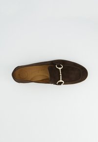 Dunkelbrauner Wildleder-Slipper mit goldener Horsebit-Verzierung und hellbraun gepolsterter Innensohle mit der Aufschrift "paul green" und "SUPER SOFT" auf weißem Hintergrund.