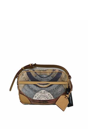 Borsa a tracolla rettangolare con stampa di mappa vintage, finiture in pelle scamosciata, tracolla regolabile, tasca frontale con cerniera e targhetta in pelle applicata.