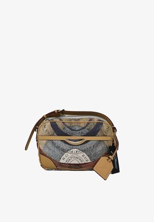 Borsa a tracolla rettangolare con stampa di mappa vintage, finiture in pelle scamosciata, tracolla regolabile, tasca frontale con cerniera e targhetta in pelle applicata.