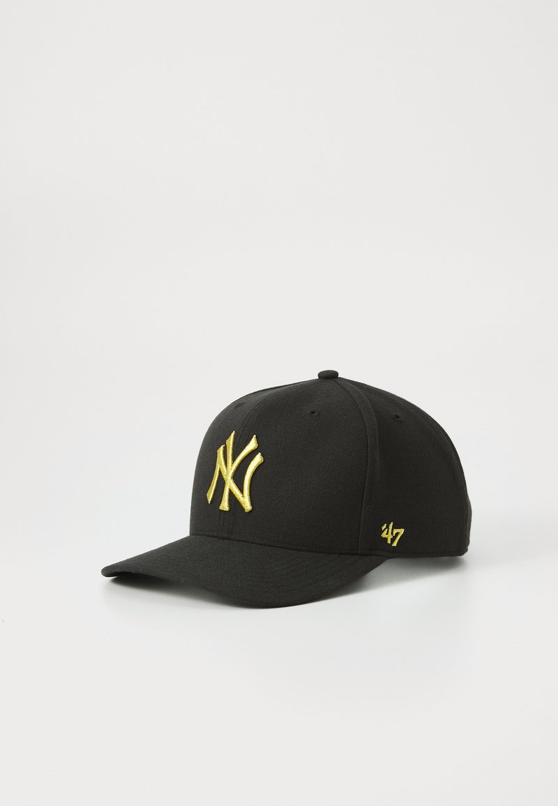 Gorra negra con visera curva, que presenta un prominente logo bordado en amarillo "NY" en la parte frontal y un pequeño '47' amarillo en el costado.