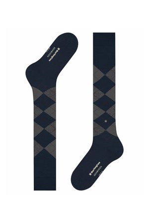 Coppia di calzini blu navy al ginocchio con motivo a rombi grigio e piccole linee rosse di accento, marchiati "Burlington Edinburgh".