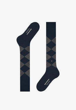 Coppia di calzini blu navy al ginocchio con motivo a rombi grigio e piccole linee rosse di accento, marchiati "Burlington Edinburgh".