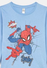 Lyst blå langærmet skjorte med et grafisk motiv af Spider-Man i aktion, med røde og sorte detaljer, samt teksten "THWAMM" og "Spidey."