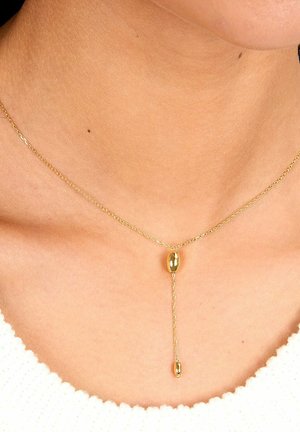 Gul vedhæng halskæde med en delikat kæde, der har en oval centerperle og en hængende kædeaccent. Glat tekstur og blank finish.
