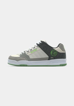 Sneaker con tomaia grigia e bianca, accenti in suede grigi, logo verde e una suola intermedia bianca. Presenta un collare imbottito e dettagli texturizzati.