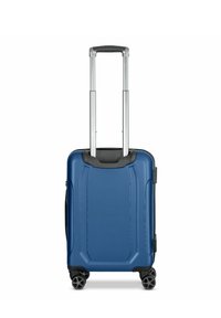 Maleta rígida azul con una superficie texturizada, mango retráctil, cuatro ruedas negras y una forma rectangular aerodinámica.