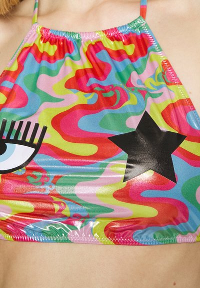 Top colorato a halter in tessuto lucido e elastico, che presenta un motivo ondulato di rosa, giallo, blu e verde, con una grafica di una stella nera e un occhio blu.