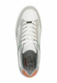 Chaussure de sport blanche avec une tige texturée, accents gris et orange, fermeture à lacets, détails perforés et semelle en caoutchouc épaisse.
