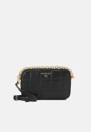 Czarna pikowana skórzana torebka na ramię z złotym łańcuszkiem i regulowanym skórzanym paskiem, z logo Michael Kors z przodu.