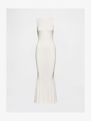 Robe blanche sans manches en tissu lisse. Elle présente un corsage ajusté et un ourlet évasé avec des coutures latérales discrètes. Silhouette longue et élégante.