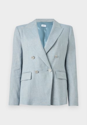 Blazer bleu clair à double boutonnage avec boutons argentés, revers crantés, poches à rabat et doublure intérieure lisse.