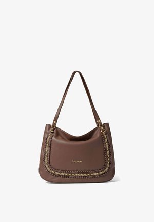 Braune Kunstleder-Schultertasche mit geschwungener Form, goldener Kettenakzent und strukturierter Steppnaht an der Vorderseite. Verstellbare Träger.