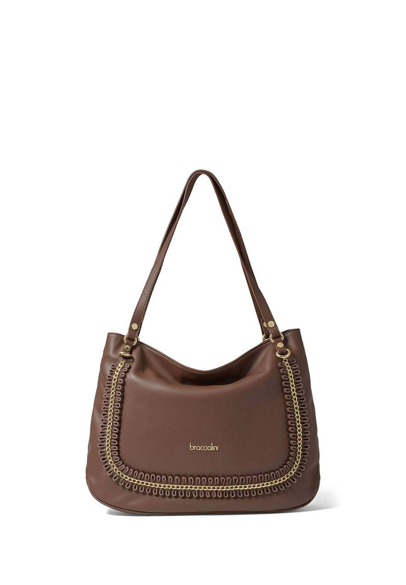 Borsa a spalla in finta pelle marrone con forma curvata, accentuata da una catena dorata e cuciture testurizzate sulla parte anteriore. Spallacci regolabili.