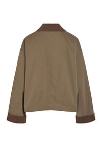 Καφέ-πράσινο μπουφάν με γιακά από σκούρο καφέ κορδόνι και μανίκια με ρεβέρ, εμφανίζεται από πίσω σε λευκό φόντο.