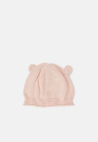 Chapéu de malha rosa com duas pequenas orelhas em cima, bainha inferior em nervuras, textura suave e forma arredondada.