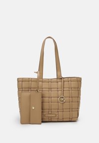 Borsa tote in pelle intrecciata color tan con due manici robusti, un portacarte coordinato staccabile e una accentuazione dorata del logo MK sul davanti.