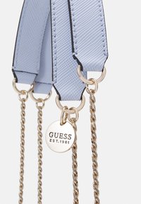 Guess NOELLE CONVERTIBLE - Taška cez plece - sky blue