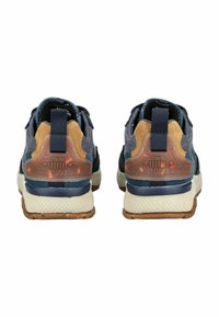 Modré a béžové atletické boty s texturovaným síťovaným svrškem, polstrovaným límcem, výraznou podporou paty a gumovou podešví s protiskluzovým vzorem.