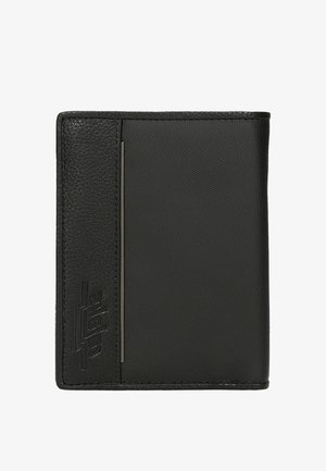 Zwarte bifold portemonnee met gestructureerd leer en stofsecties, met een verticaal geprofileerd logo aan de linkerkant.