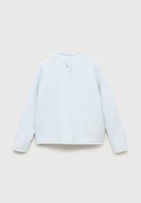 Svetlo modra, rebrasta pletena majica z dolgimi rokavi in okroglim izrezom. Ima zadnje zapiranje z enim gumbom. Mehka tekstura.