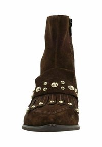 Bruine suede enkelboot met rits, versierd met decoratieve franjes en metalen studs aan de voorkant. Draagt een soepele textuur en heeft een puntige neus.
