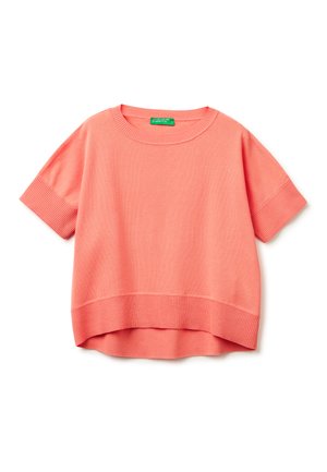 Jersey de punto coral de manga corta con cuello redondo acanalado, puños y bajo, con una espalda ligeramente más larga y una etiqueta de marca verde en el interior del cuello.