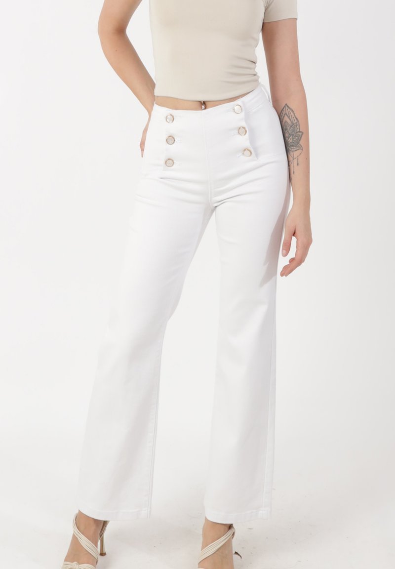 Pantalon blanc taille haute à jambe large, avec trois boutons dorés sur le devant, confectionné dans un tissu mélangé de coton lisse.