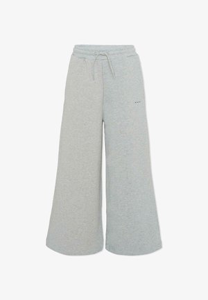 Pantalon de survêtement gris clair à jambes larges avec une taille à cordon de serrage, une texture douce et un détail de logo sur le côté. Présente une coupe ample et décontractée.