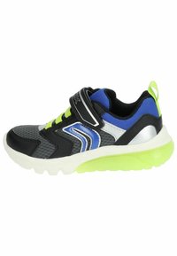 Černošedá sportovní bota s modro-bílými akcenty, zelenými tkaničkami a polstrovaným límcem. Obsahuje suchý zip a texturovaný síťový design.