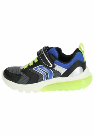 Schwarzer und grauer Sportschuh mit blauen und weißen Akzenten, grünen Schnürsenkeln und einem gepolsterten Pflegekragen. Verfügt über einen Klettverschluss und ein strukturiertes Mesh-Design.