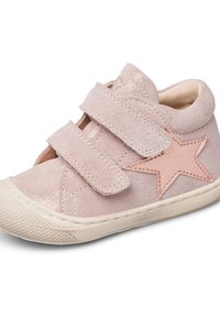 Sneaker in suede rosa con nastro in velcro, caratterizzato da un'accentuata stella lucida e suola in gomma testurizzata. Fodera interna morbida per il comfort.
