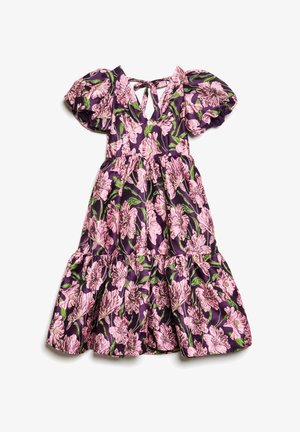 Vestido roxo com estampa floral rosa, mangas curtas bufantes, decote em V profundo com laço, e saia em camadas dispostos sobre fundo branco.