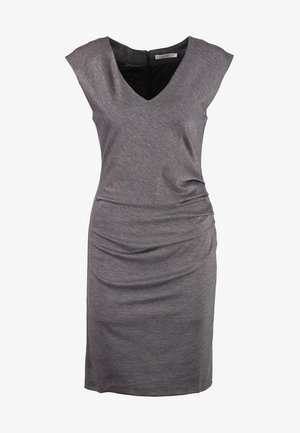 Robe grise à manches courtes avec un décolleté en V, ornée de plissés à la taille, associée à des collants noirs et des chaussures à talons ; design décontracté.