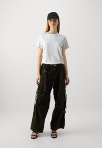 Wrangler REGULAR TEE - Camiseta básica - vintage white