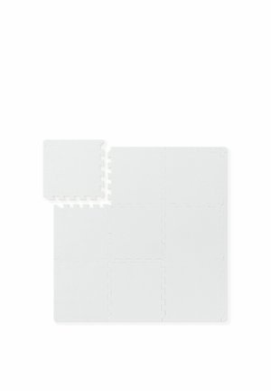 Neuf dalles de sol en mousse blanche emboîtables disposées en carré de trois sur trois avec une dalle détachée au-dessus du coin supérieur gauche.