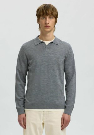 Grau langärmeliger Pullover mit Kragen und gerippten Bündchen, aus einem glatten Stoff gefertigt. Über einem weißen Hemd getragen.
