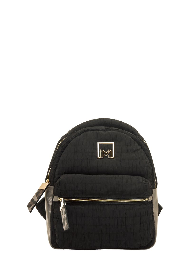 Zaino in nylon nero trapuntato con doppia cerniera, tasca frontale, logo metallico e dettagli animalier sulle linguette delle cerniere. Design compatto e arrotondato.
