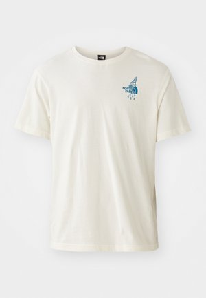 Tricou din bumbac de culoare crem deschis, cu mâneci scurte, guler rotund și un logo grafic albastru în zona stângă a pieptului. Design simplu.