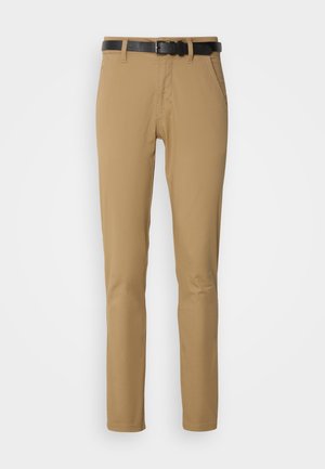 Khaki broek met een slim fit ontwerp, gemaakt van zachte stof. Heeft een zwarte riem, twee voorzakken en een recht gesneden pijp.