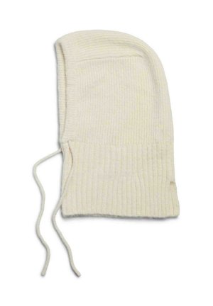 Witte gebreide muts met een geribd textuur, verlengde vorm en zijkanten voor aanpassing, met subtiele gele spikkels in het garen.