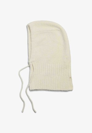 Witte gebreide muts met een geribd textuur, verlengde vorm en zijkanten voor aanpassing, met subtiele gele spikkels in het garen.