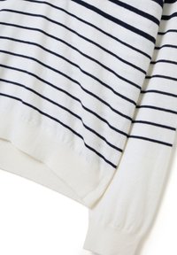 Maglione bianco a maglia con strisce orizzontali blu navy, con polsini e orlo a coste, posato su uno sfondo bianco.