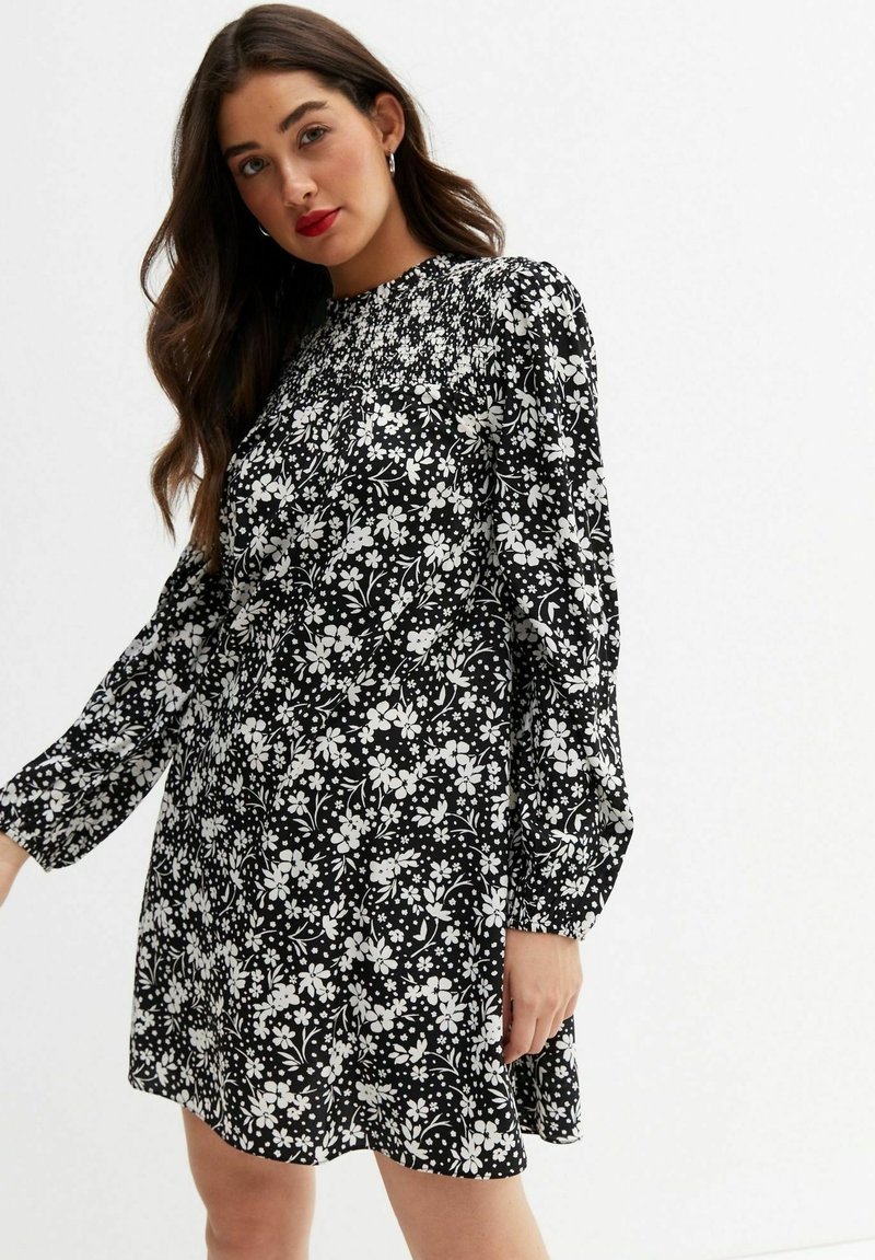 New Look FLORAL LONG SLEEVE SHIRRED MINI SMOCK Freizeitkleid black