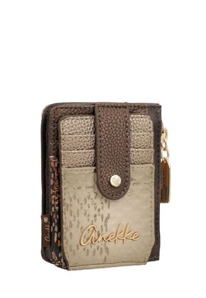 Cartera compacta de cuero marrón y beige con patrón texturizado, cierre de presión, logotipo Anekke en tono dorado y cremallera lateral.