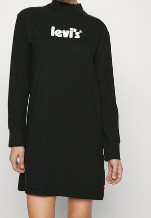 Schwarzes langärmliges Kleid aus Baumwolle, mit einem weißen "Levi's" Logo auf der Brust, einem Stehkragen-Design und seitlichen Saumschlitzen.