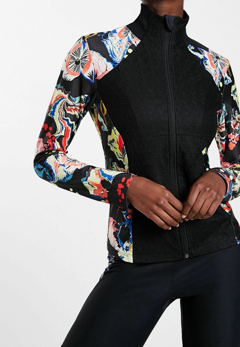 Kurtka z wielokolorowym zamkiem błyskawicznym, z czarnymi teksturowanymi panelami i żywymi kwiatowymi wzorami na rękawach. Elegancki, dopasowany krój.