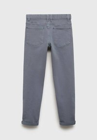 Jeans in denim grigio con una vestibilità slim, cinque tasche e orli arrotolati. Presentano una cucitura standard e una texture liscia.