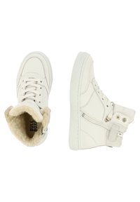Weiße High-Top-Turnschuhe mit Kunstfellfutter, textiler Oberseite, Schnürverschluss, seitlichem Reißverschluss und Gummisohle. Markenlogo innen sichtbar.
