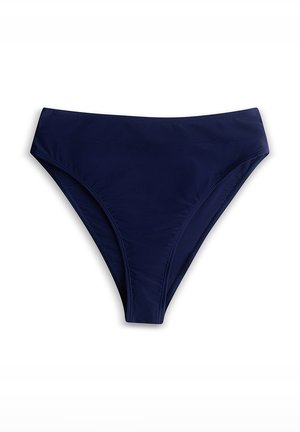 Dół bikini w kolorze granatowym o wysokim kroju, wykonany z gładkiej tkaniny z czystymi szwami, położony płasko na białym tle.